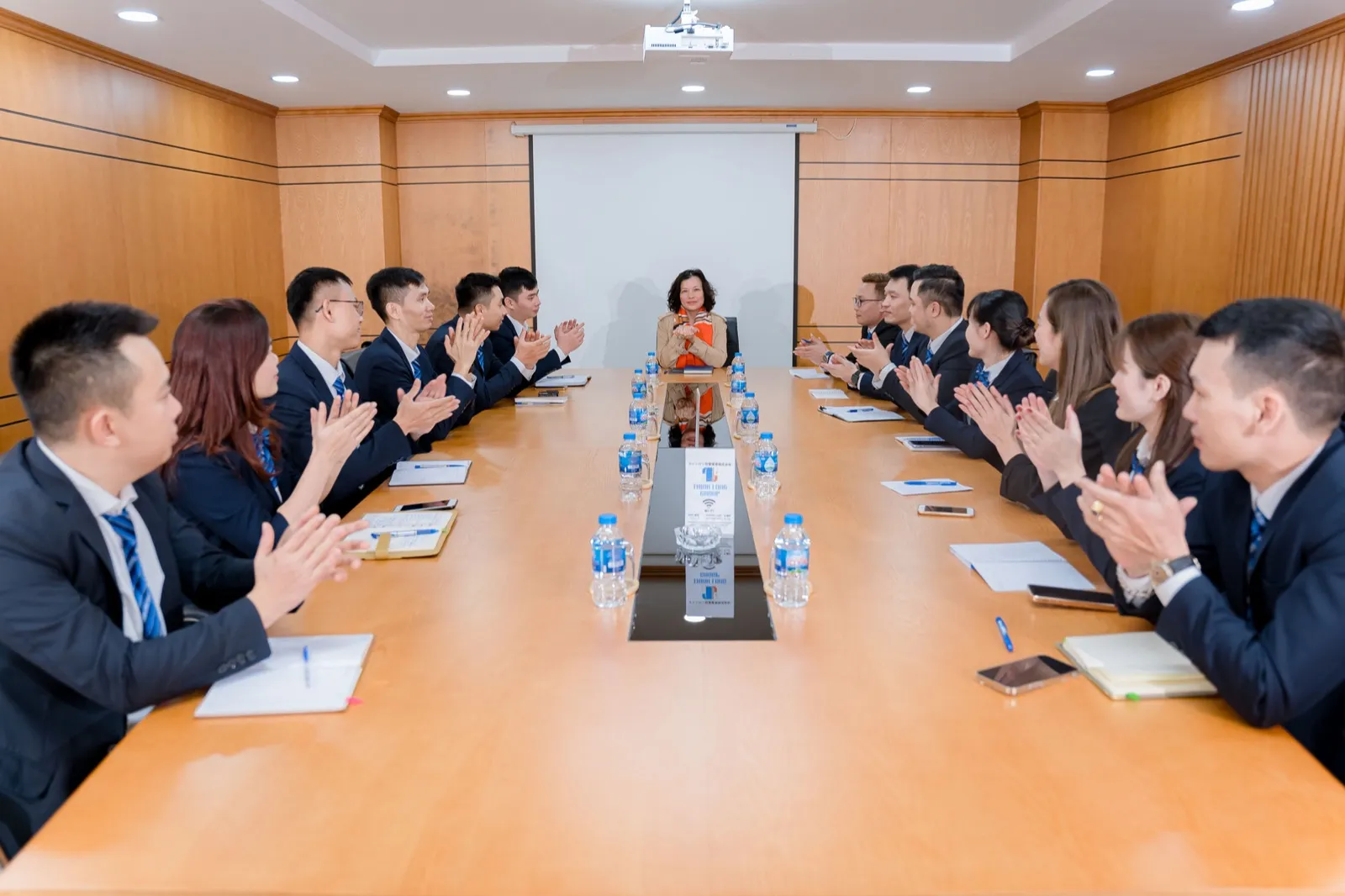Đội ngũ Thịnh Long Corp trong buổi làm việc với đối tác